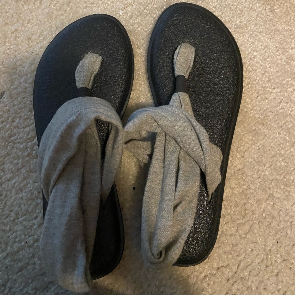 yoga sling sanuk sandals size 7 (fit size 8 tho)
